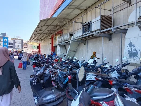 Suasana Parkir di Pasar Sentral Kota Makassar, (Dok: Sinta KabarMakassar).