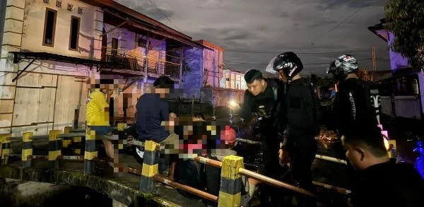 Tim patmor Polresta Mamuju saat mendatangi sekelompok remaja (Dok: Ist).