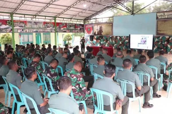 Dandim 1425 Jeneponto, Letkol Inf. Muhammad Amin saat memimpin pasukannya dalam acara Berikan Jam Komandan kepada Prajurit dan PNS TNI.