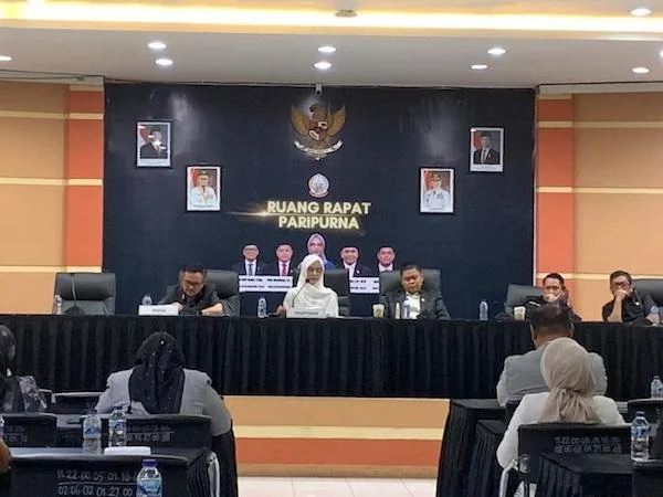 Rapat paripurna jawaban gubernur atas pemandangan umum gfraksi-fraksi DPRD Sulsel terhadap Ranperda APBD 2026 (dok. Syamsi/Kabar Makassar)