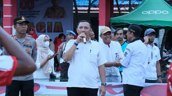 Pelaksana Tugas (Plt) Camat Tamalatea, Haryadi saat membuka acara sepakbola  semarak HUT RI ke-80 (Dok : Ist).