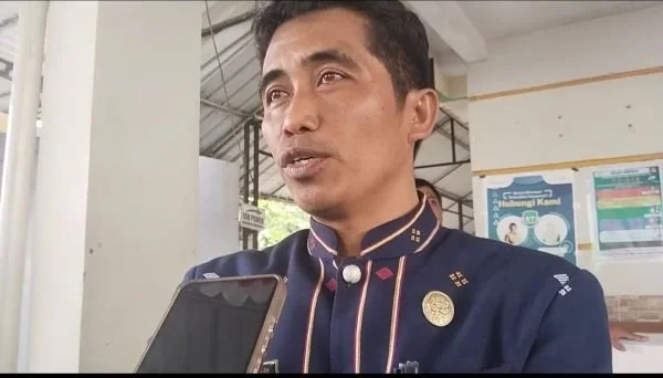 Kepala Sekolah SMPN 1 Makale Yohanis Pakiding saat memantau para siswa di RSUD Lakipadada  (Dok: Ist)