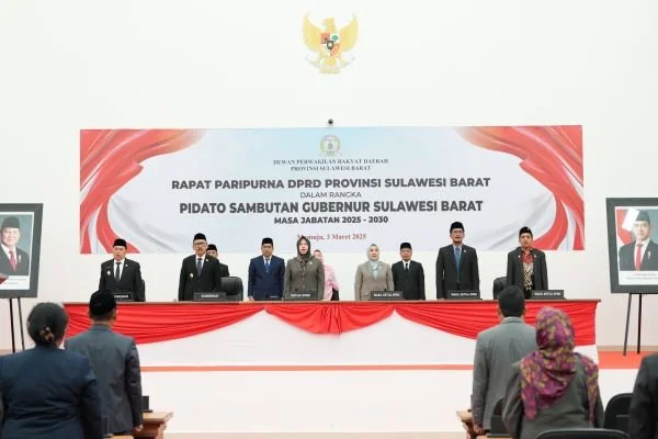 Gubernur Sulbar SDK saat menghadiri Rapat Paripurna DPRD Sulbar (Dok : Ist).
