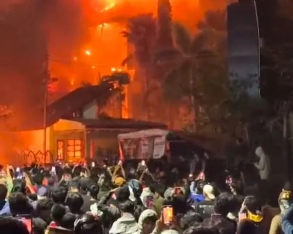Gedung DPRD Kota Makassar ludes terbakar (Dok : Ist).