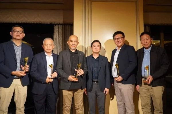 Chief Executive Officer Kalla Translog, Andi Muhammad Gunawan, menerima penghargaan Platinum Fleet Toyota di Jepang (Dok: Ist)
