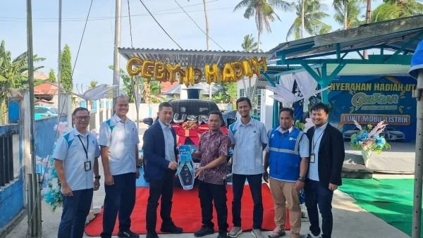PT PLN (Persero) memberikan hadiah utama mobil listrik kepada pemenang program Gelegar PLN Mobile 2025 di Kabupaten Buton Tengah, Provinsi Sulawesi Tenggara. (Dok: Ist)