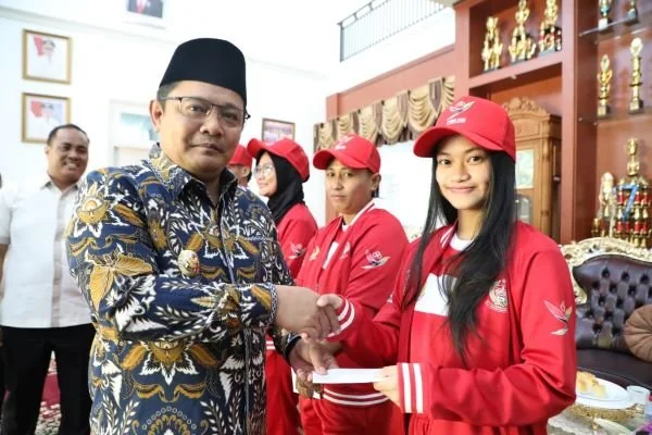 Pj Bupati Bantaeng, Andi Abubakar melepas dan memberikan pengarahan kepada Atlet PON (Dok : Ist).