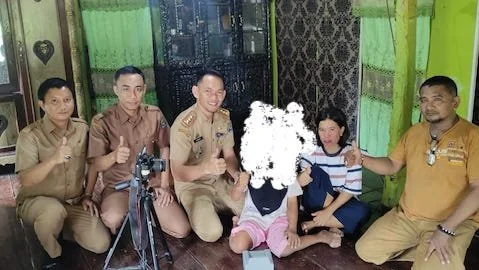 Tim Disdukcapil Jeneponto yang dikoordinir  oleh Kabid Pengelolaan Informasi Dan Data Kependudukan bersama tim kendali perekaman saat berkunjung ke kediaman BL.