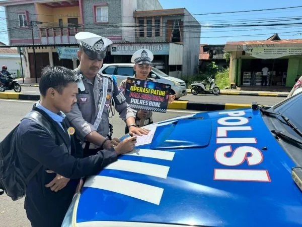 Dirlantas Polda Sulsel saat menindak pelanggar lalu lintas saat Operasi Patuh (Dok : ist).