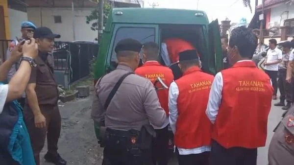 Para terdakwa kasus uang palsu saat memasuki mobil tahanan (Dok: Ist).