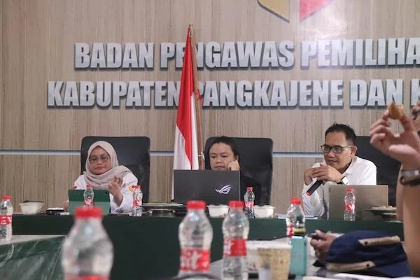 Adnan Jamal, Koordinator Divisi Penyelesaian Sengketa Bawaslu Provinsi Sulawesi Selatan saat melakukan monitoring dan evaluasi persiapan pengawasan tahapan pencalonan di Kantor Bawaslu Kabupaten Pangkep (Rabu, 31/7). Foto IST