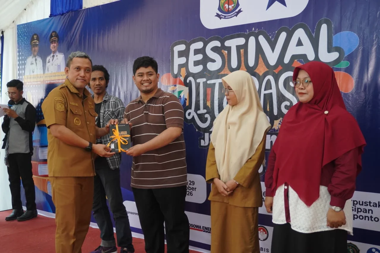 Bupati Jeneponto Paris Yasir membuka Festival Literasi Jeneponto 2026 yang dirangkaikan dengan pelantikan pengurus IPI dan pengukuhan Bunda Literasi Kecamatan, Selasa 27 Oktober 2026