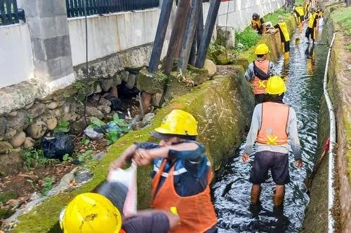 Pembersihan Drenase Kota Makassar (Dok: Ist).