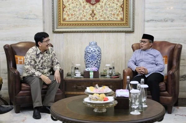Wali Kota Makassar Moh Ramdhan Pomanto bersama Sunandar, Asisten Deputi Utilitas dan Industri Manufaktur Kemenko Perekonomian di Amirullah, Jumat (22/3) malam.