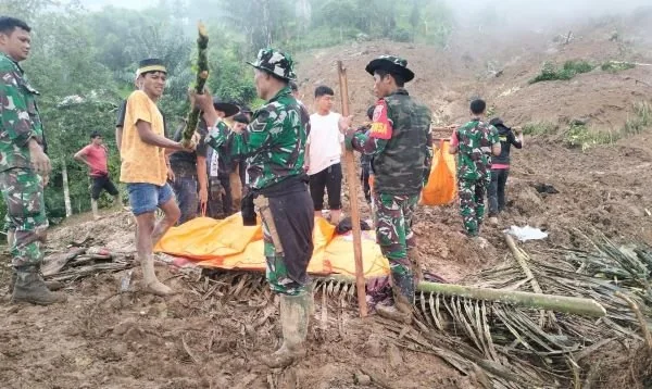 Evakuasi korban bencana longsor di Tana Toraja.