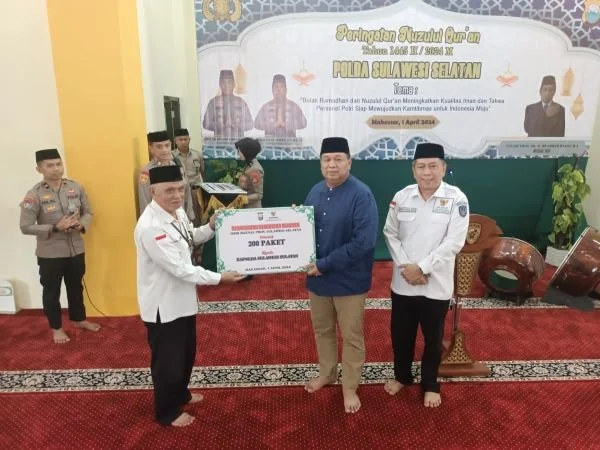Penyerahan zakat fitrah Polda Sulsel dan penyerahan simbolis 200 paket sembako (Dok : ist).