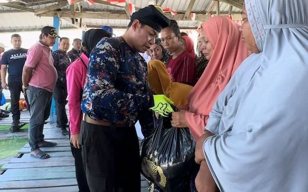 kapolda Sulsel, Irjen Pol Andi Rian Djajadi saat membagikan sembako ke warga Pulau Lae-lae, Makassar (Dok:Ist)