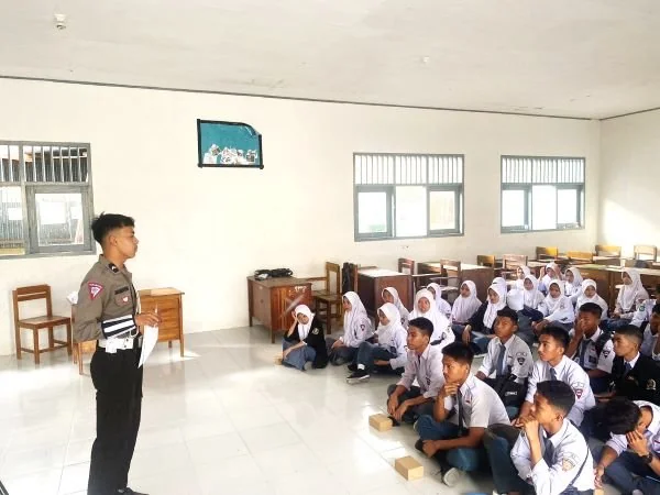 Satlantas Polres Majene saat melakukan sosialisasi dan edukasi  di sekolah (Dok : ist).