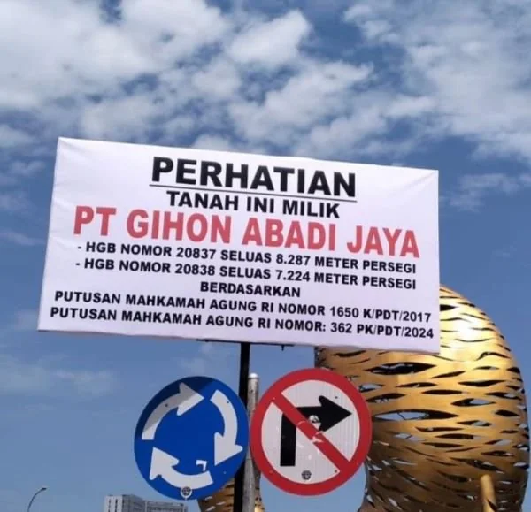 Spanduk yang di pasang oleh pihak PT Gihon Abadi Jaya (Dok : Ist).