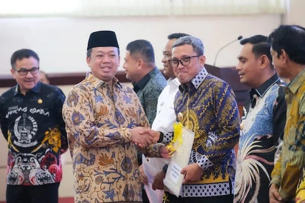 Bupati Jeneponto, H Paris Yasir saat menerima sertifikat PTSL dari Menteri Agraria dan Tata Ruang/BPN, Nusron Wahid di Kantor Gubernur Sulawesi Selatan. (Ist).