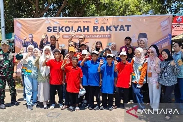 Murid dan guru Sekolah Rakyat Menengah Pertama 23 Makassar. ANTARA/Farhan Arda Nugraha.