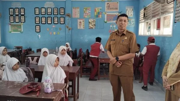 Kadis Dikbud Jeneponto, Alamsyah saat melakukan pemantauan di salah satu sekolah dasar di Jeneponto. (Dok: Ist)