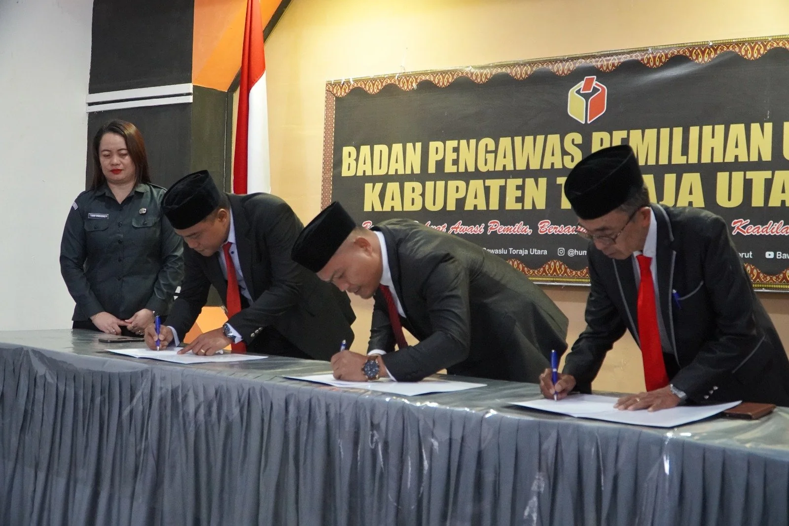 Bawaslu Toraja Utara Tandatangani IKU (Dok: Jerni Bening KabarMakassar)