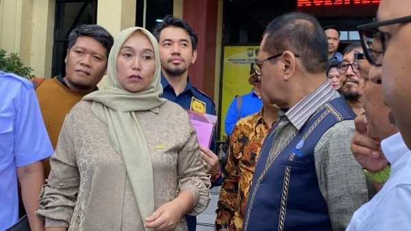 Istir korban penembakan di Bone (Dok: Atri KabarMakassar).