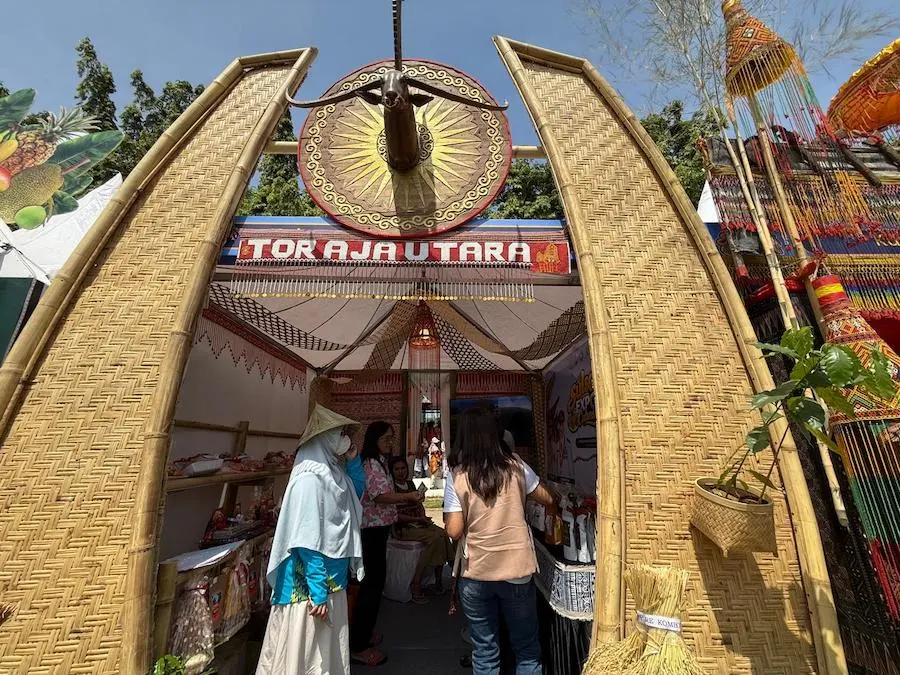 Pemerintah Kabupaten Toraja Utara berpartisipasi dalam Sulsel Expo dan Culinary 2026 yang berlangsung di Lapangan Hasanuddin, Makassar, pada 16–17 Oktober 2026, sebagai upaya memperkenalkan potensi pariwisata, budaya, dan produk UMKM daerah. (Foto: Dok. P