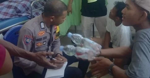 Personel Polsek Kalukku saat berada di Puskesmas dan mengambil barang bukti (dok:ist)