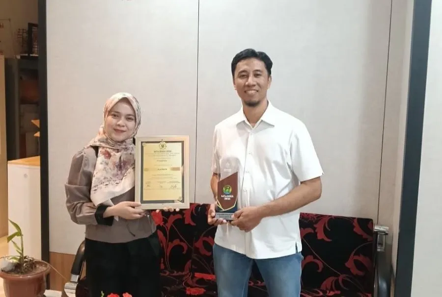 Mewakili manajemen Kalla, Ali Imran selaku CSR & HSE Senior Analyst menerima penghargaan Platinum Innovation Technology for Social & Environmental Awards (InTechSEA) 2026 kategori Bidang Keanekaragaman Hayati di Kampus Universitas Hasanuddin (Dok: Ist)