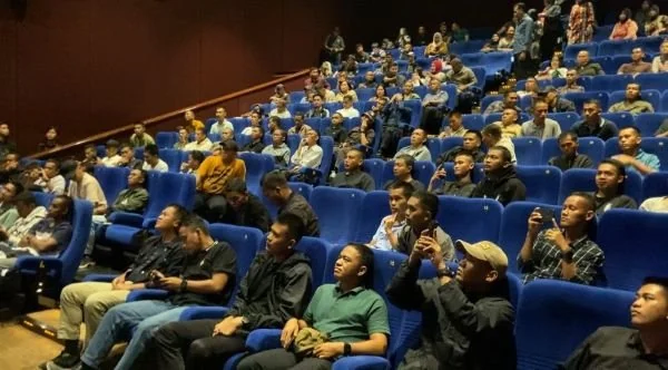 Suasana haru para keluarga prajurit saat mengikuti nonton bareng film Believe - Takdir, Mimpi, Keberanian di bioskop Panakkukang XXI Makassar (Dok: Nofi KabarMakassar).