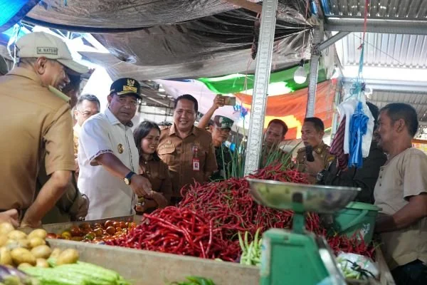 Pj Gubernur Sulbar Bahtiar Baharuddin. saat mengunjungi Pasar Smart Pasangkayu.