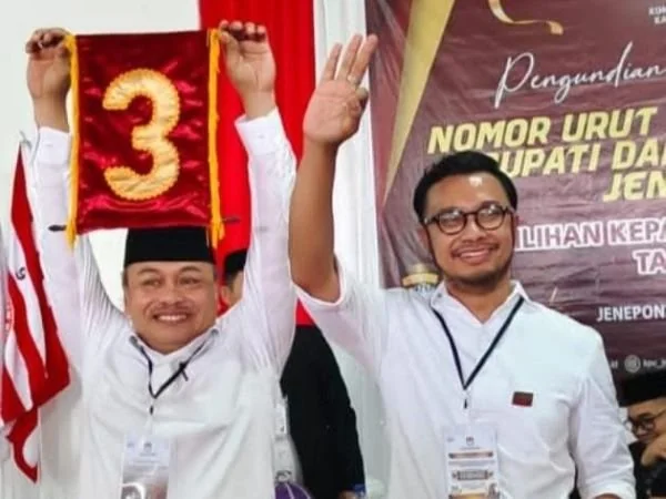 Pasangan Calon Bupati, Muhammad Sarif - Moch. Noer Alim Qalby menunjukkan  Nomor 3 usai pengundian dan pengumuman Nomor Paslon Pilkada 2024 di Gedung II Kantor KPU Jeneponto (Dok : Ullah KabarMakassar).