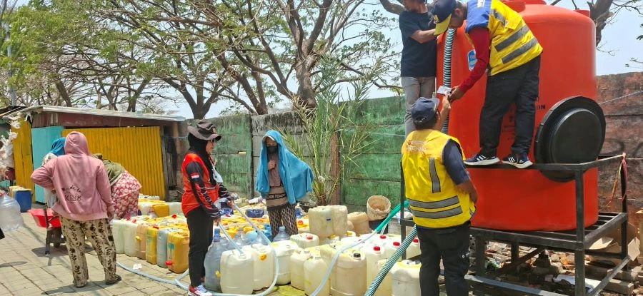Penyaluran bantuan air bersih (Dok: KabarMakassar)