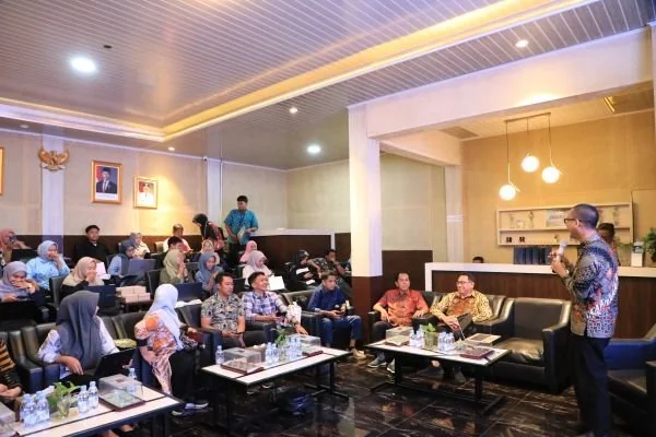 Pemerintah Kabupaten Bantaeng bersama Telkom saat menggelar sosialisasi aplikasi Digikop. Dok. Ist