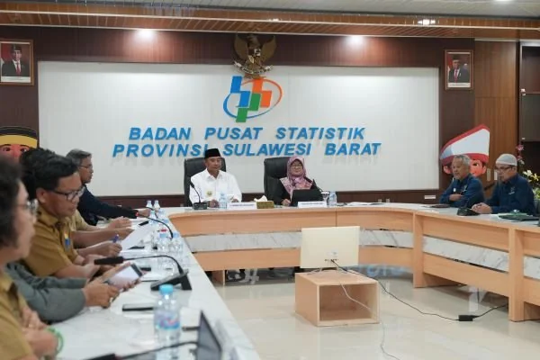 Pj Gubernur Bahtiar Baharuddin saat menghadiri Rilis BPS Sulbar.