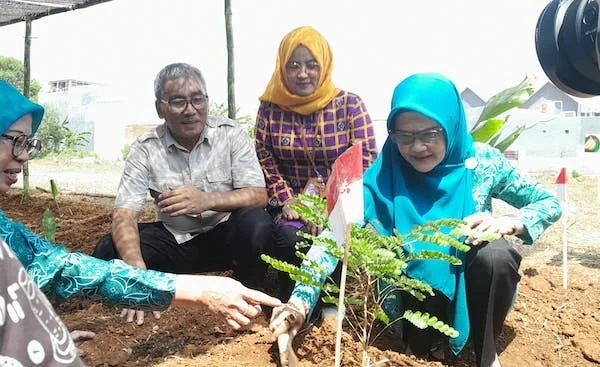 Pj Ketua TP PKK Sulsel, Ninuk Triyanti Zudan bersama Kepala Dinas TPHBun Sulsel, Imran Jausi saat peresmian taman herbal Dinas TPHBun (Dok: Nofi KabarMakassar)