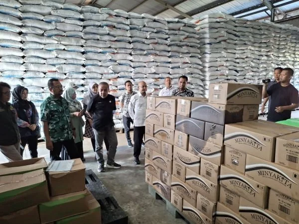 Pemprov Sulbar saat memantau ketersediaan pangan di Bulog Mamuju (Dok : Ist).