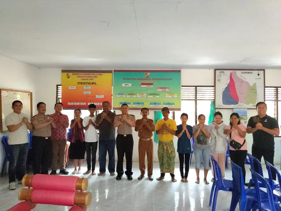 Kapolres Toraja Utara AKBP Yoseph Adi R Sudrajat bersama jajaran kepolisian, Kepala Lembang La'bo', dan masyarakat dalam kegiatan rembuk warga di Kantor Lembang La'bo' (Dp