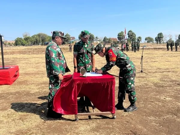 Bupati Jeneponto, Junaedi Bakri saat melakukan Penandatanganan MoU bersama Dandim 1425 Letkol Inf. Muhammad Amin usai membuka TMMD ke-122 (Dok : Ist).