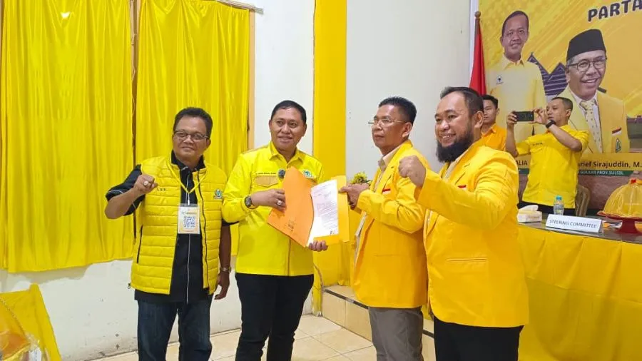Anggota DPRD Sulawesi Selatan yang juga Ketua Fraksi Golkar DPRD Sulsel, Lukman B saat mengembalikan formulir (Dok: KabarMakassar)