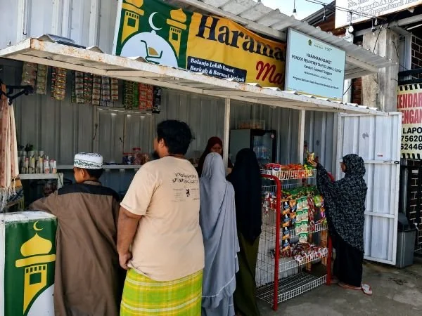 Aktivitas para santri yang berbelanja di minimarket Pondok Pesantren Ummul Qurra Kendari (Dok: Ist)