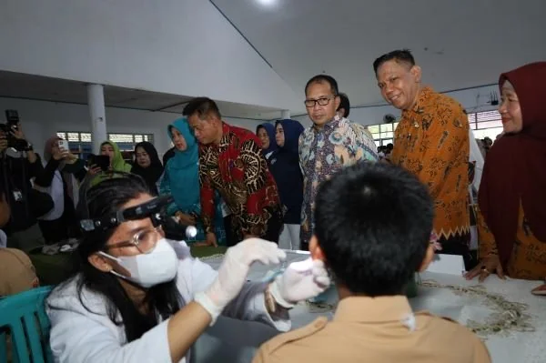 Wali Kota Makassar, Moh Ramdhan Pomanto, bersama Pj Gubernur Sulawesi Selatan, Prof. Fadjry Djufry, meninjau langsung pemeriksaan kesehatan gratis di beberapa sekolah di Makassar (Dok: Ist).