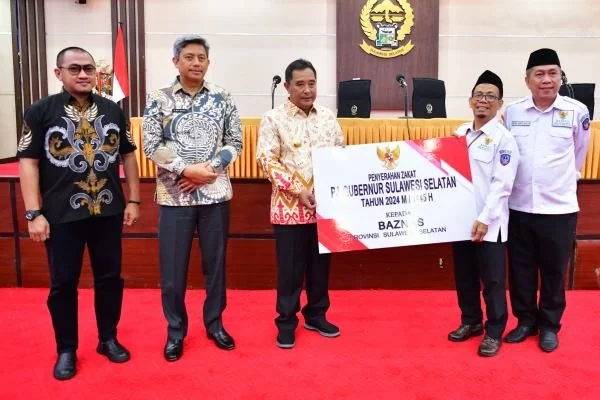 Pj Gubernur Sulsel, Bahtiar Baharuddin memberikan zakat ASN Pemprov Sulsel secara simbolik ke Baznas, Kamis, (21/3).