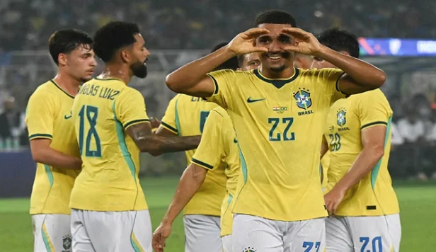 Penyerang timnas Brasil Samuel Lino melakukan selebrasi usai mencetak gol ke gawang timnas India di laga uji coba FIFA Match Day.(AFP/DIBYANGSHU SARKAR )