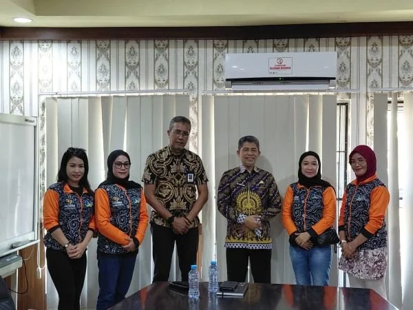 Sekda Jeneponto H. Arifin Nur, bersama  Plt. Kadis Kepemudaan dan Olahraga, Rusman M. Rukka saat melepas atlet dari cabang olahraga rekreasi (INORGA) ke Festival Olahraga Rekreasi Nasional (FORNAS) VIII tahun 2025 (dok : Ist).