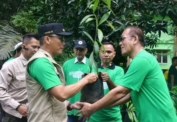 Penjabat (Pj) Gubernur Sulawesi Selatan, Prof Zudan Arif Fakrulloh pada kegiatan penanaman pohon di Taman Nasional Bantimurung (Dok: ist).