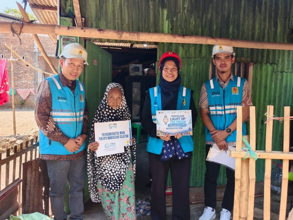 YBM PLN Makassar Selatan melalui Program Light Up The Dream (LUTD) PLN ULP Sungguminasa menyalurkan bantuan listrik gratis kepada warga di Lingkungan Bontobaddo, Kelurahan Bontoramba, Kecamatan Somba Opu, Kabupaten Gowa (Dok: Ist)