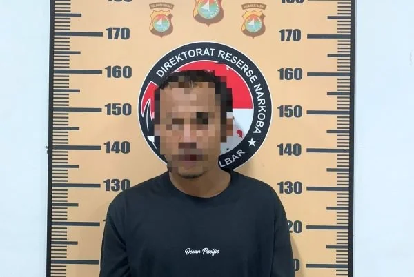 Pelaku inisial AH beserta barang bukti yang berhasil diamankan. (Dok: Ist)